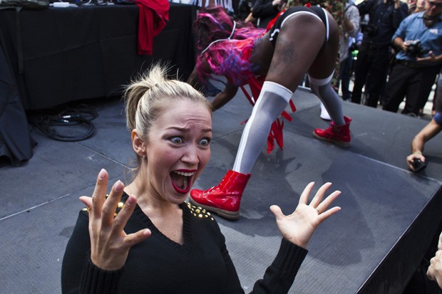 Mulher fica surpresa diante de multidão dançante em frente ao Empire State Building (Foto: Eduardo Muñoz/Reuters)