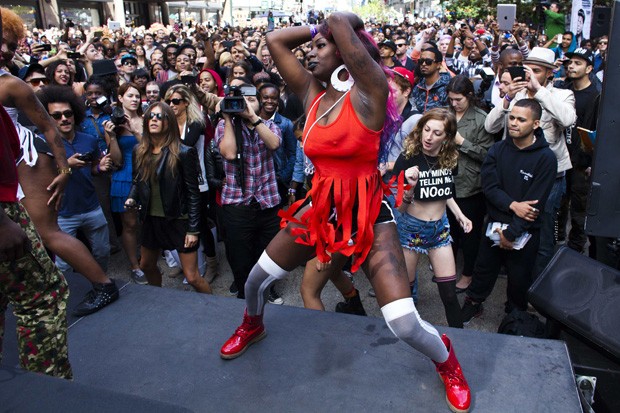 Evento realizado em Nova York reuniu centenas de pessoas que 'requebraram' (Foto: Eduardo Muñoz/Reuters)