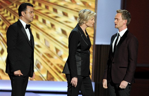 O apresentador Jimmy Kimmel, a atriz Jane Lynch e o apresentador do Emmy Awards Neil Patrick Harris durante a premiação.  (Foto: Kevin Winter/Getty Images/AFP)