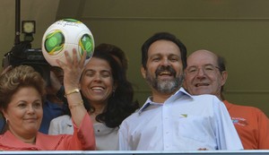 O governador do Distrito Federal, Agnelo Queiroz, na reinauguração do Estádio Nacional Mané Garrincha, ao lado da presidente Dilma Rousseff, em maio deste ano (Foto: Valter Campanato/ABr)