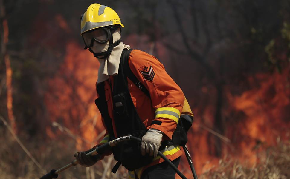 Bombeiro tenta extinguir incêndio que atinge floresta em área de preservação ambiental perto do Palácio do Jaburu, residência oficial do vice-presidente, em Brasília