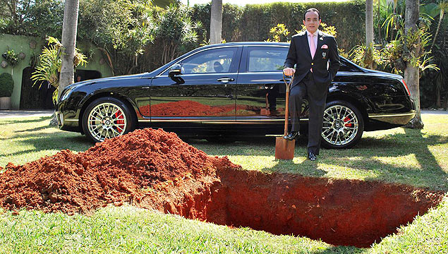 O "conde" e economista mostra o buraco que abriu em seu jardim hoje