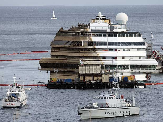 Costa Concordia é reerguido na Itália. (Foto: Andrew Medichini / AP Photo)