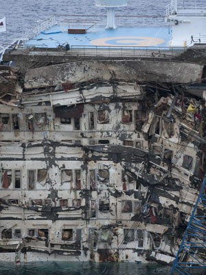 Costa Concordia é endireitado na Itália (Foto: AP)