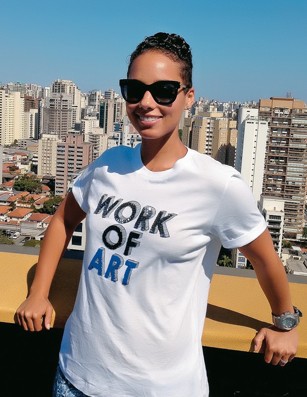 Alicia Keys numa varanda em São Paulo (Foto: Bruno Astuto/ÉPOCA)