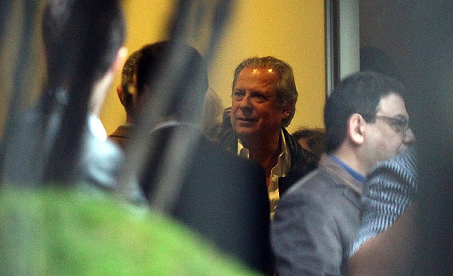 José Dirceu conversa com amigos no salão de festas do prédio do irmão após a suspensão da sessão do STF