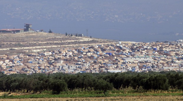 Campo de refugiados sírios em Cilvegozu, na fronteira com a Turquia, amanhece lotado nesta terça-feira (3). De acordo com a ONU, 5 mil pessoas fogem, em média, da Síria, todos os dias para países vizinhos. Desde a eclosão da guerra civil no país, 2 milhõe (Foto: AP Photo/Gregorio Borgia)