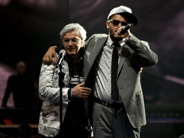 Caetano Veloso e Emicida protagonizaram dupla inusitada (Foto: Thiago Facina/Divulgação)