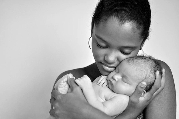 Uma mãe e seu bebê. Existe no Brasil uma ditadura de cesáreas? Leia opiniões opostas de duas mulheres. (Foto: Mona Lisa Marques)