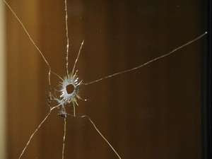 Disparo atingiu janelas de alojamento no campus da USP em São Carlos (Foto: Maurício Duch)