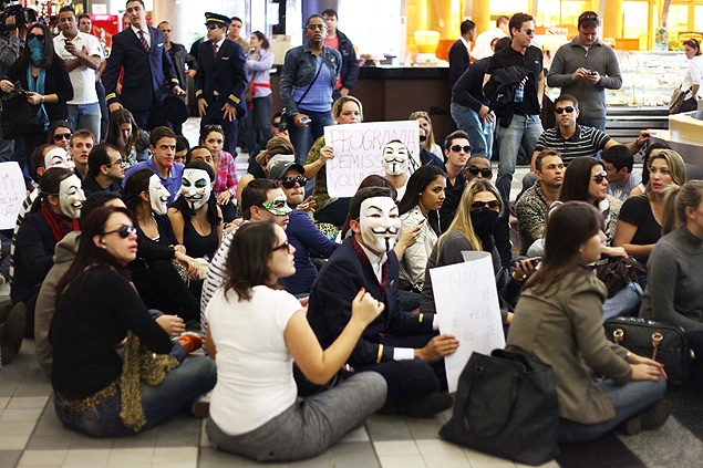 Funcionários da TAM protestam no aeroporto de Congonhas (SP) contra demissões na companhia 