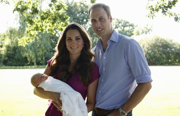 A segunda imagem liberada na noite desta segunda mostra o casal e o bebê George (Foto: AFP)