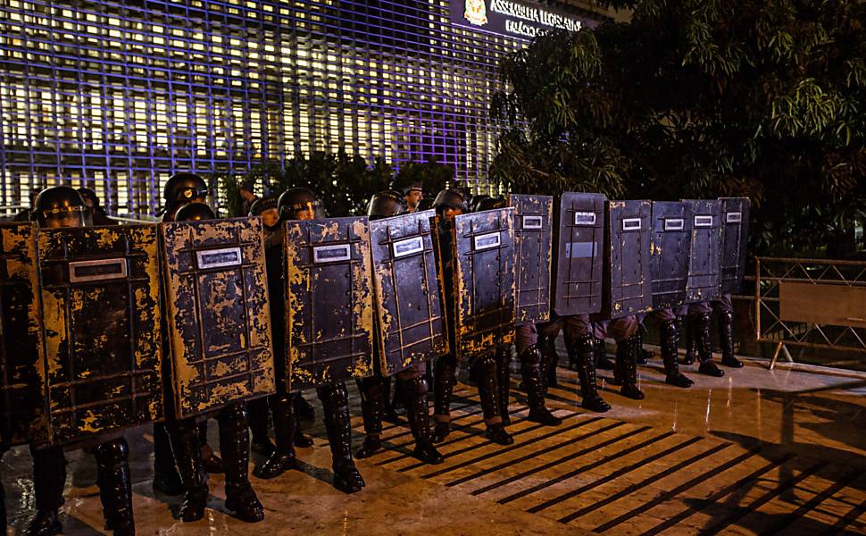 Tropa de Choque protege Assembleia Legislativa durante ato