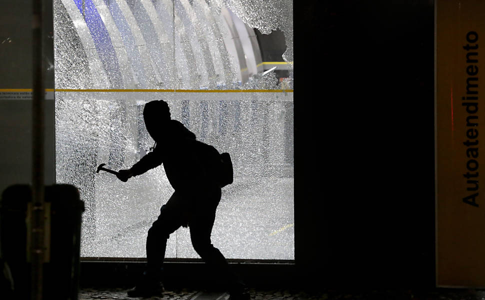 Manifestante quebra vidro de agência do Banco do Brasil na praça da Sé