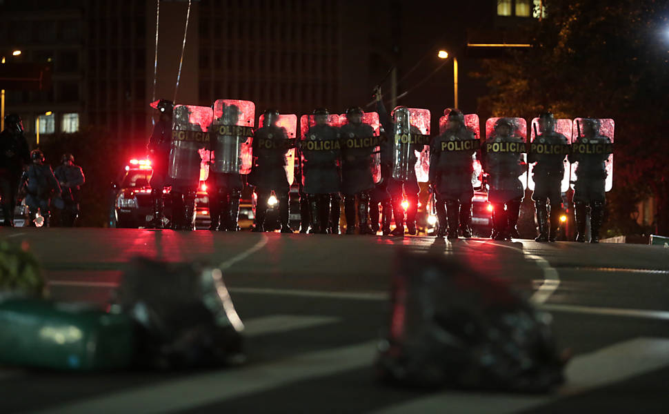 Policiais militares sobem o viaduto Dona Paulina para conter manifestantes