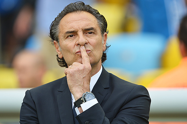 Cesare Prandelli vê a partida da Itália contra o México no Rio