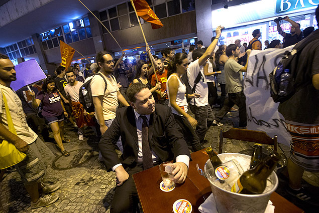 Manifestantes fazem ato contra o governador do Rio, Sérgio Cabral, no centro da capital fluminense