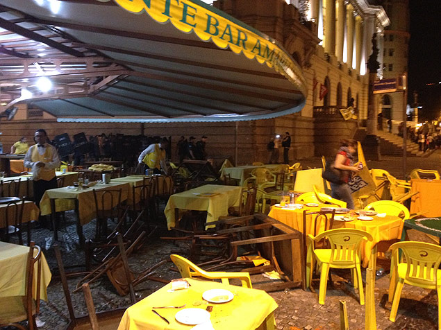 Restaurante Amarelinho 'revirado' após a correria, no centro do Rio.