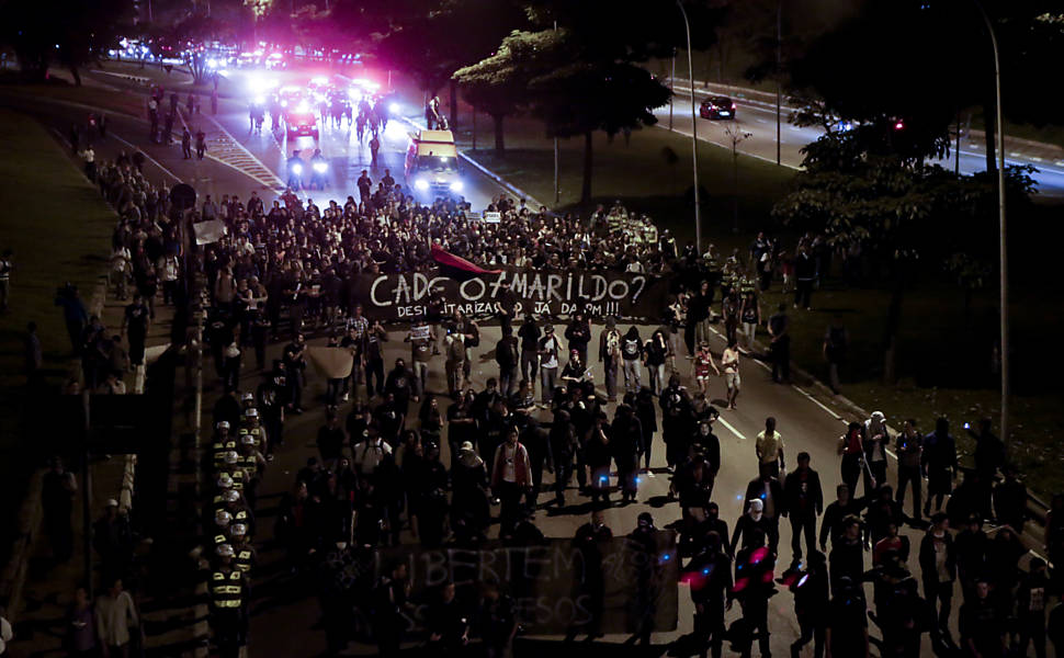 Manifestantes andam pela avenida 23 de Maio durante protesto em São Paulo Leia mais