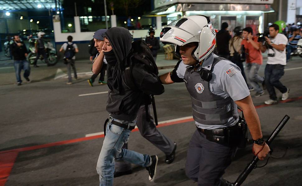 Manifestante é detido durante ato em SP contra Alckmin e Cabral e contra o sumiço de Amarildo de Souza, desaparecido no Rio Leia mais