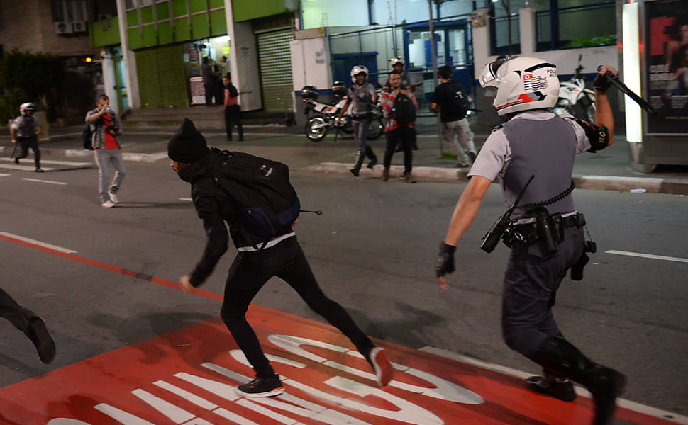 Manifestante corre de policial durante ato contra o sumiço do pedreiro Amarildo de Souza na avenida Paulista, em São Paulo Leia mais