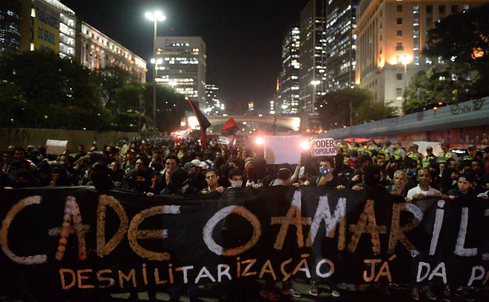 Manifestantes protestam contra Geraldo Alckmin e Sérgio Cabral e contra o sumiço do pedreiro Amarildo de Souza, desaparecido no Rio Leia mais