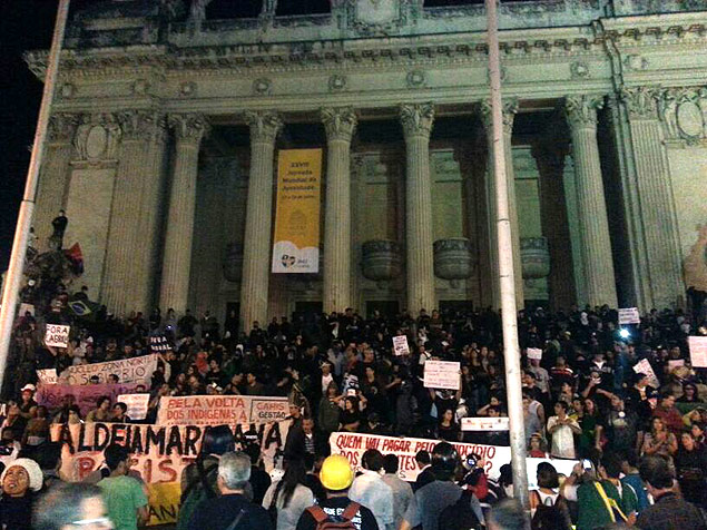 Manifestantes protestam em frente à Alerj, no centro do Rio de Janeiro