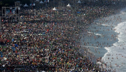 Fiéis na praia de Copacabana