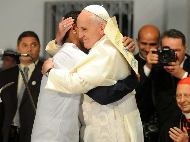 24/7 - Papa Francisco abraça ex-dependente químico durante visita ao hospital São Francisco (Foto: Alexandre Durão/G1)