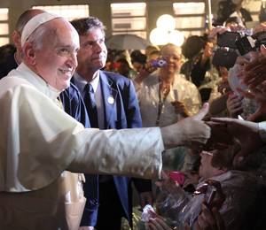 Papa cumprimenta fiéis na entrada do Hospital São Francisco de Assis (Foto: Antonio Lacerda/EFE)