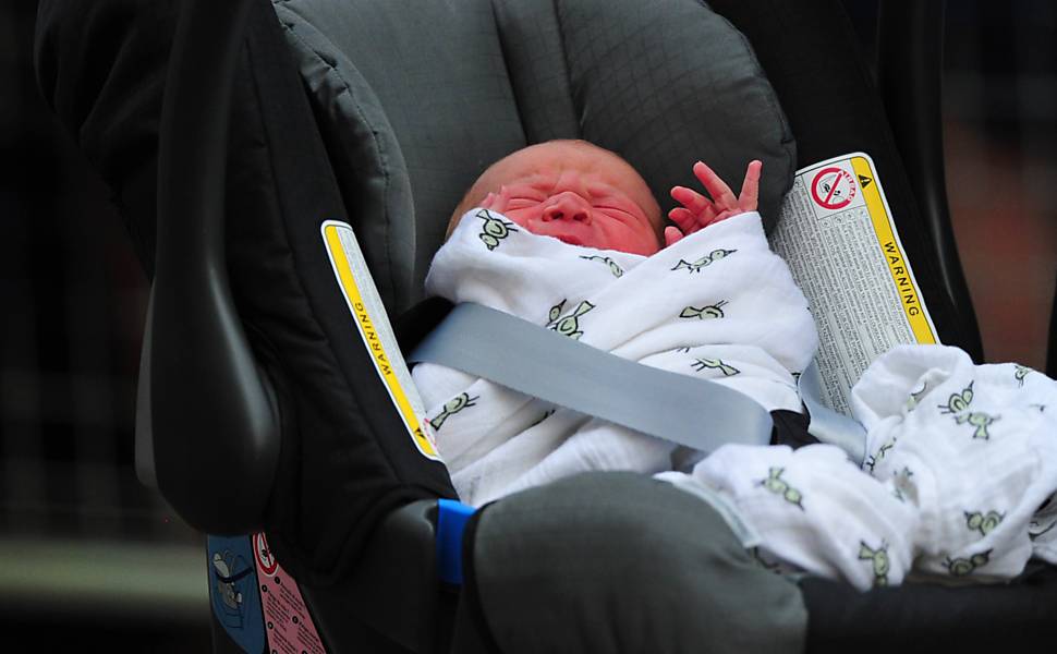 O filho de Kate Middleton e do príncipe William, terceiro na linha de sucessão do trono real, é flagrado em cadeirinha de bebês para carros Leia mais