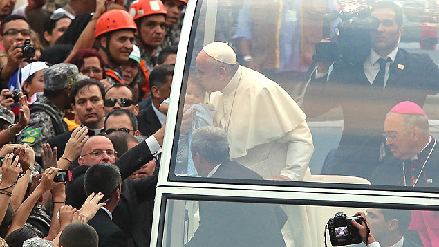 Papa Francisco beija bebê durante trajeto de papamóvel no centro do Rio, no primeiro dia da visita ao Brasil