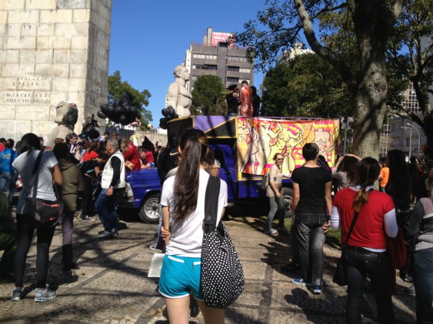 Manifestantes vão seguir para a Boca Maldita, no Centro (Foto: Adriana Justi / G1)