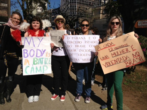 Mulheres lutam pelo fim da violência contra a mulher e pela igualdade de gênero (Foto: Adriana Justi/G1)