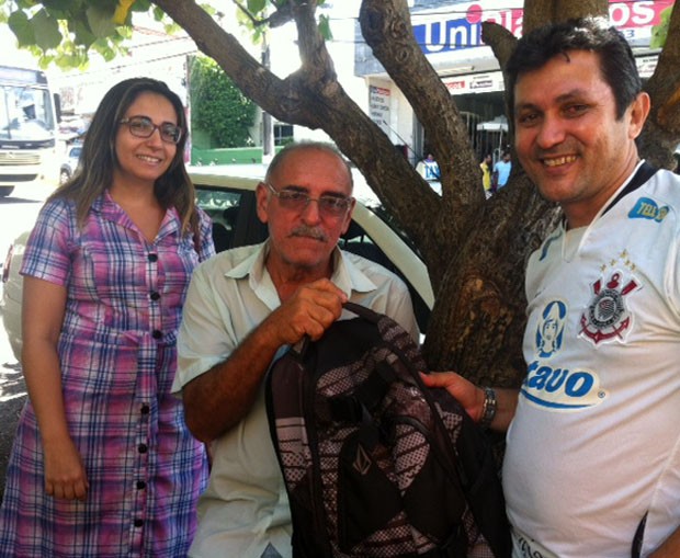 Seu Fernando (ao centro) Com Gonzaga e Erivoneide com a mochila deixada no carro (Foto: Fernanda Zauli/G1)