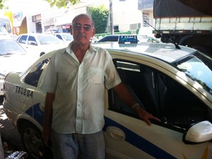 Seu Fernando trabalha como taxista há 35 anos (Foto: Fernanda Zauli/G1)