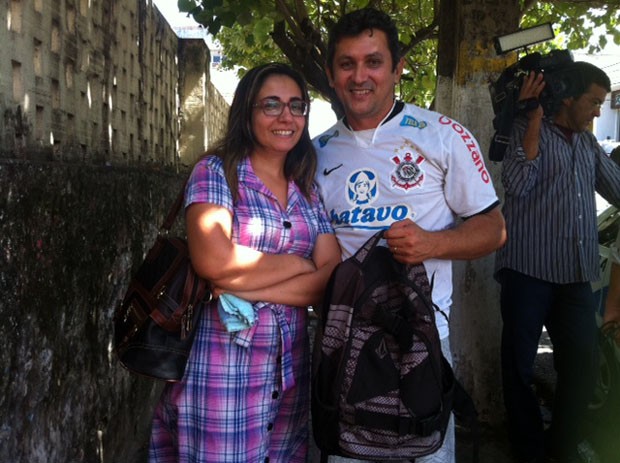 Casal com a mochila recuperada (Foto: Fernanda Zauli/G1)