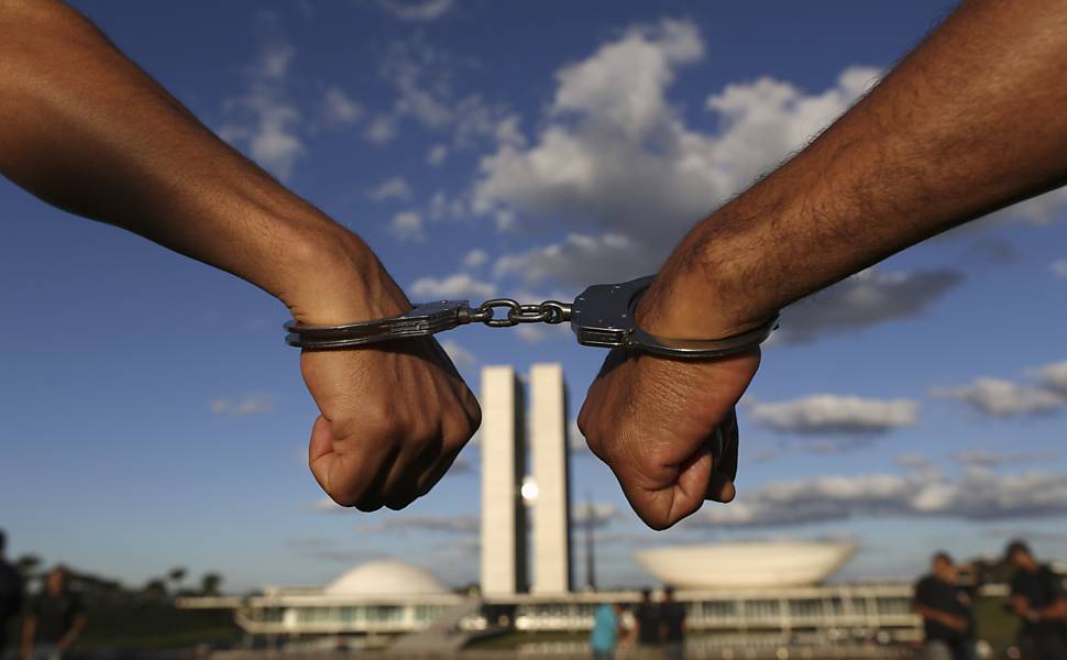 Agentes penitenciários se algemam durante protesto em frente ao Congresso Nacional em Brasília 