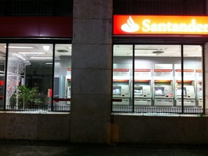 Agência do banco Santander teve os vidros quebrados, Avenida Salgado Filho, em Porto Alegre (Foto: Felipe Truda/G1)