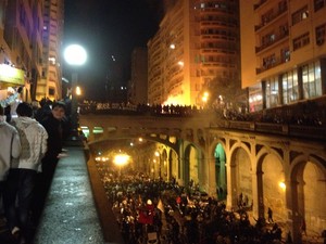 Manifestantes passam pela Avenida Borges de Medeiros, em Porto Alegre (Foto: Diego Guichard/G1)