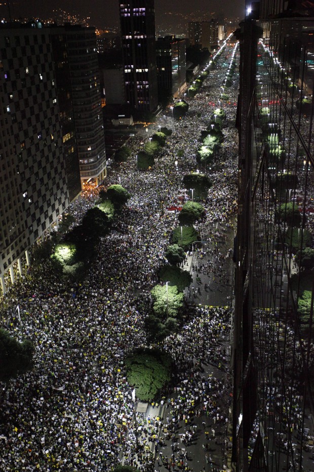 Avenida Presidente Vargas, no Rio de Janeiro, está fechada para o protesto. Segundo o Coppe UFRJ, 300 mil pessoas estão na manifestação na capital fluminense (Foto: Carlos Ivan/ Agência OGlobo)