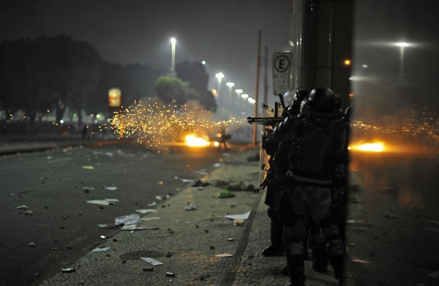 Policiais atiram bombas de gás lacrimogêneo contra os manifestantes no Rio de Janeiro (Foto:  AP Photo/Nicolas Tanner)