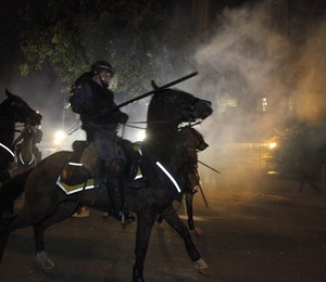 Cavalaria do Rio de Janeiro tenta dispersar manifestantes (Foto:  Marcelo Piu / Agência o globo)