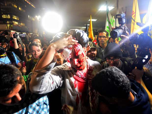 Homem se feriu após discussão motivada pela presença de bandeiras de partidos no protesto, em São Paulo Foto: Fernando Borges / Terra