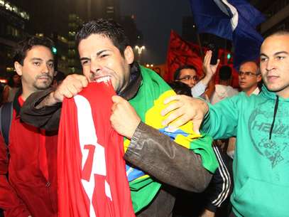 Manifestante morde bandeira do PT durante protesto em São Paulo Foto: Marcos Bezerra / Futura Press