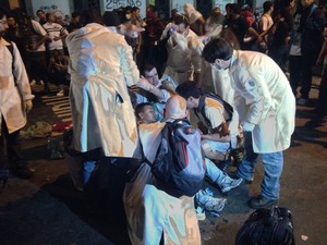 Jovem mostra placa de rua arrancada durante protesto no Centro do Rio (Foto: Priscilla Souza/G1)