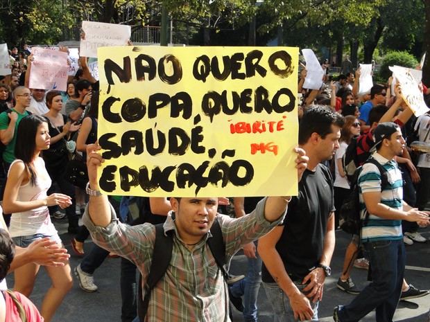 Cartaz pede para substituir Copa por educação e saúde em Belo Horizonte (Foto: Humberto Trajano/G1)