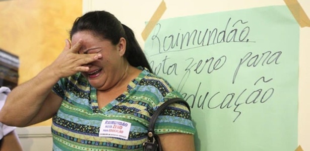 Professora chora diante da aprovação da redução do salário dos professores em Juazeiro do Norte, no Ceará. O corte pode chegar a até 40%