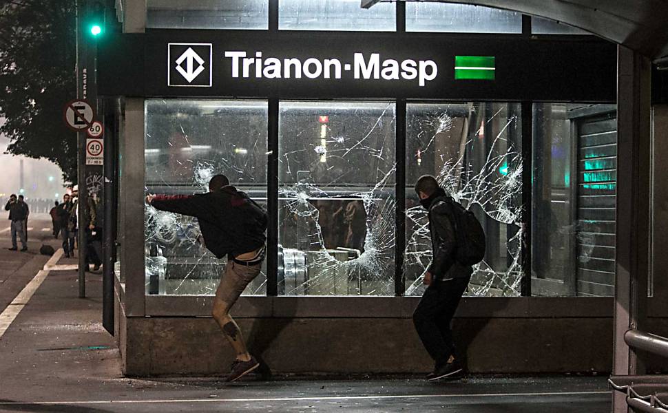 Novo protesto contra o aumento das tarifas do transporte público na capital paulista toma as ruas do centro de São Paulo; houve confronto entre polícia e manifestantes