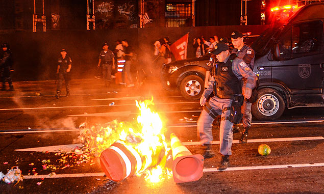 Protesto contra o reajuste das passagens de ônibus termina em confronto na região central do Rio de Janeiro